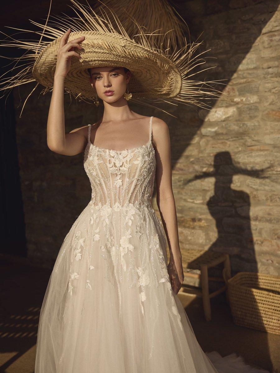 Braut in elegantem Brautkleid